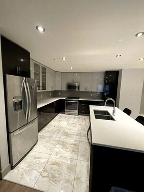 冷蔵庫、電子レンジ、オーブン、コンロ