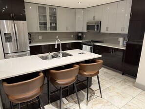 Réfrigérateur, micro-ondes, four, plaque de cuisson