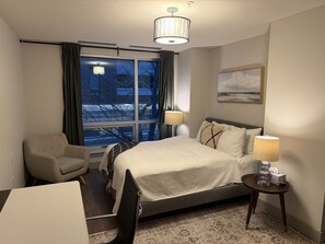 2 bedrooms, desk, iron/ironing board, travel cot - Beautiful 2 Bed, 2 Bath in Prime Downtown Halifax (Halifax)
