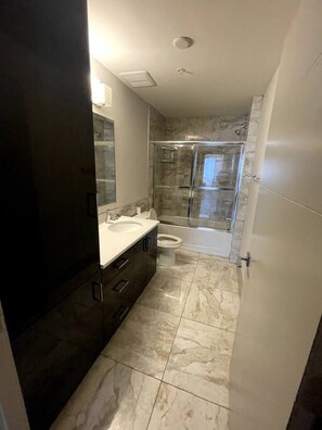 Hair dryer - Beautiful 2 Bed, 2 Bath in Prime Downtown Halifax (Halifax)