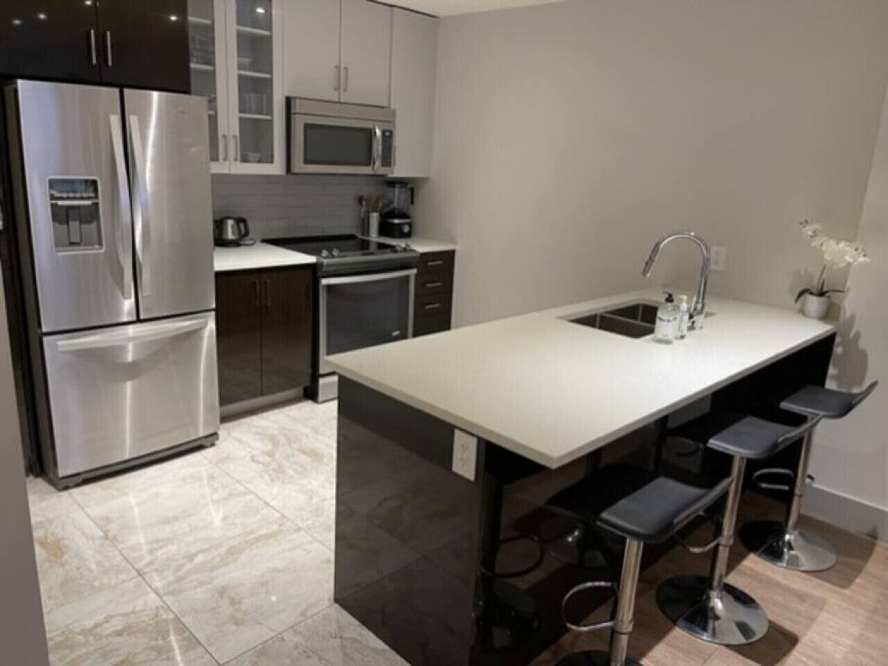 Een koelkast, een magnetron, een oven, een kookplaat