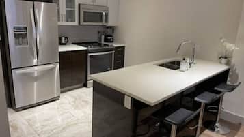 Jääkaappi, mikroaaltouuni, uuni, liesi