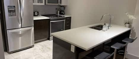 Réfrigérateur, micro-ondes, four, plaque de cuisson