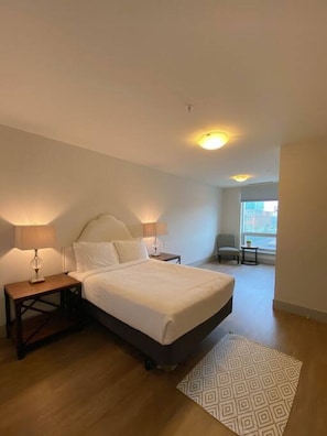 2 Schlafzimmer, Schreibtisch, Bügeleisen/Bügelbrett, Reisekinderbett