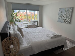 2 間睡房、書桌、熨斗/熨衫板、可攜式嬰兒床