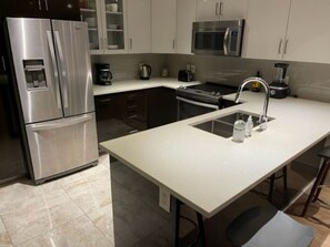 Refrigerador, microondas, horno y parrilla de estufa 