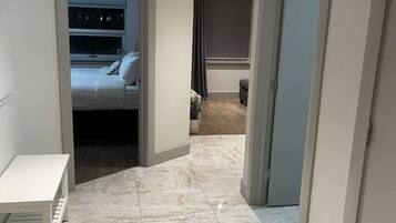 1 camera, una scrivania, ferro/asse da stiro, culla da viaggio