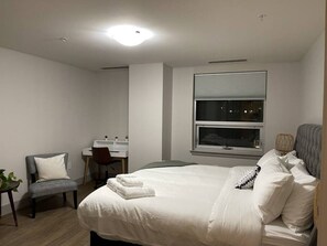 1 soverom, skrivebord, strykejern/-brett og reiseseng for barn