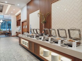 Desayuno buffet diario (EUR 20 por persona)