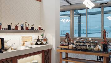 Een moderne keuken met een ruitjes tegelwand, houten kastjes en een groot raam met uitzicht op de stad.