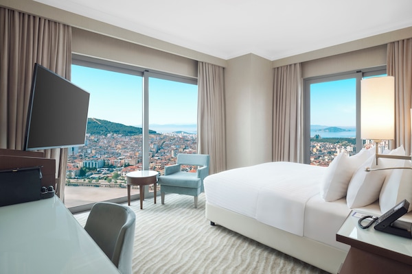 Minibar, espacio para trabajar con laptop y cortinas blackout