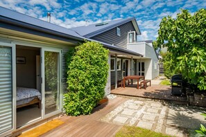 Terrace/patio - Views On Koru | Lake & Mountain Views (Wānaka)