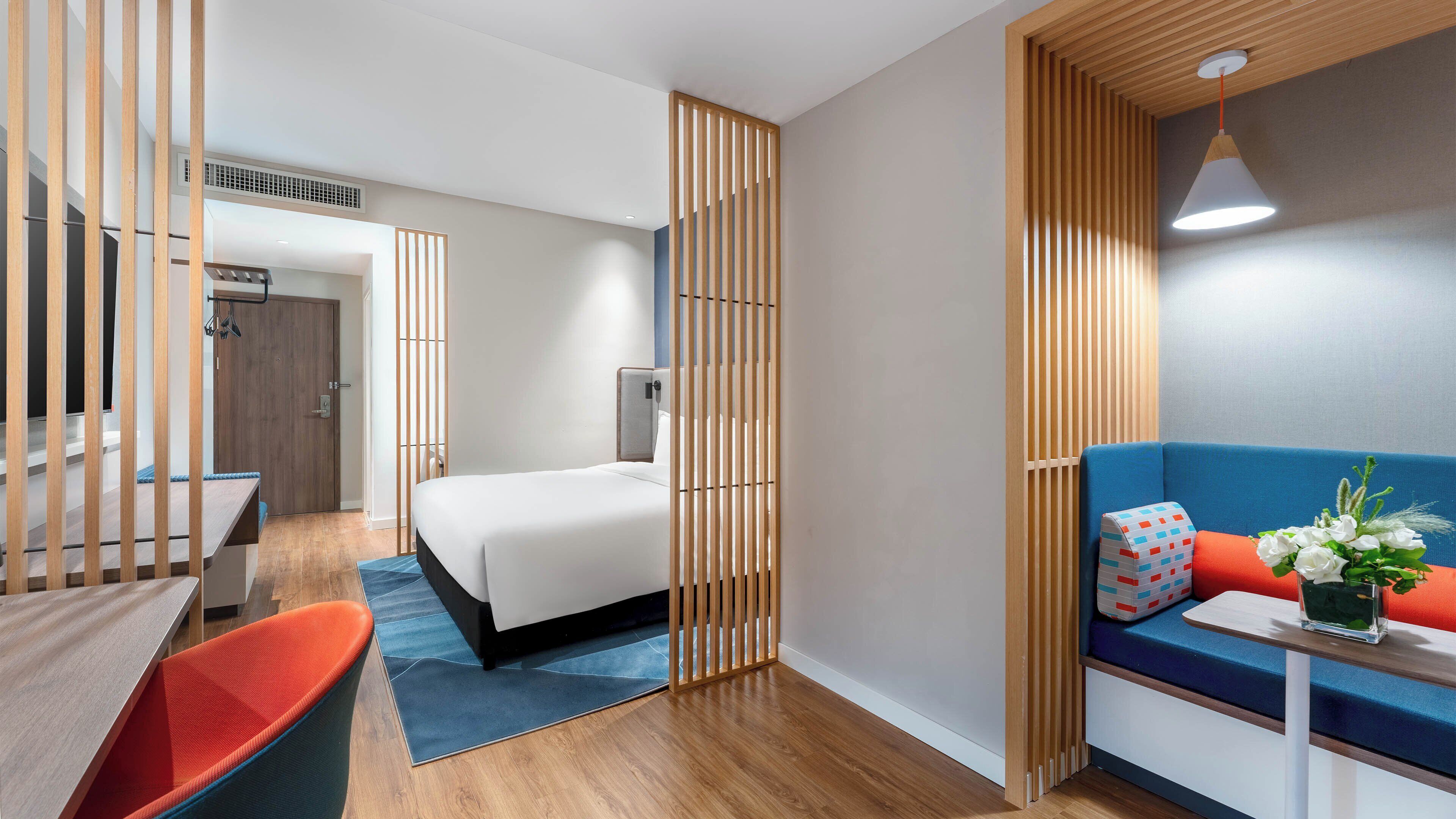 Luxe beddengoed, donzen dekbedden, een bureau, een laptopwerkplek