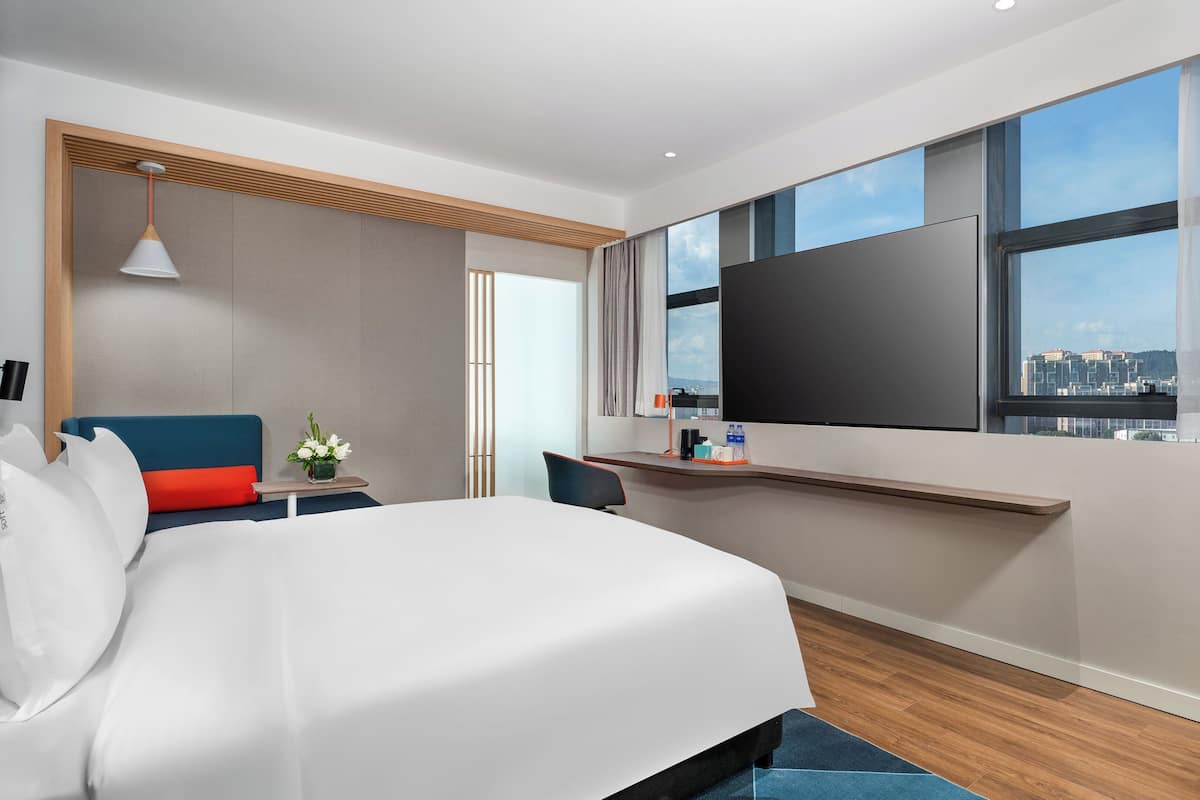 Standard Room, 1 King Bed with Sofa bed | Premium bedding, down comforters, desk, laptop workspace
