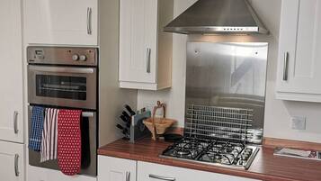 Réfrigérateur, four à micro-ondes, un four, cafetière-théière