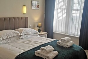 2 habitaciones, tabla de planchar con plancha, cuna de viaje y wifi 