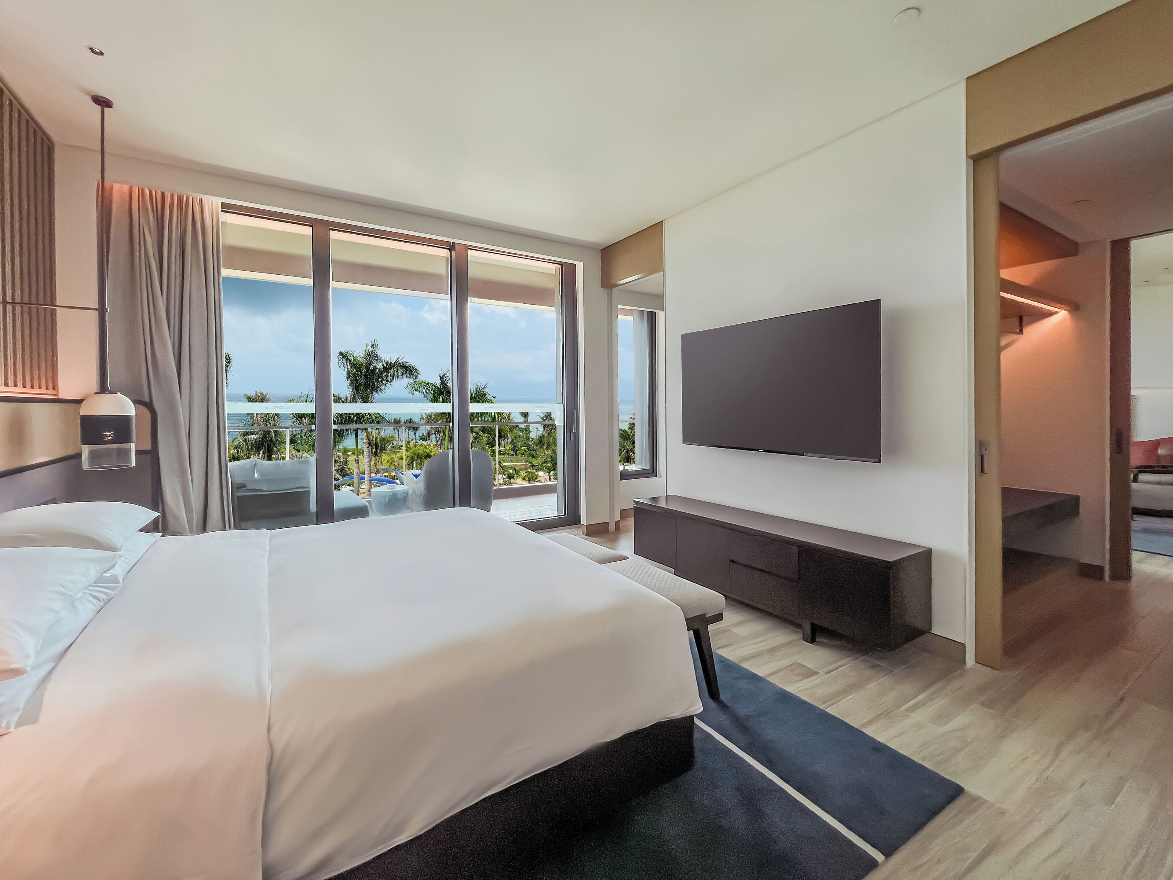 Cubrecamas y minibar con artículos gratuitos 