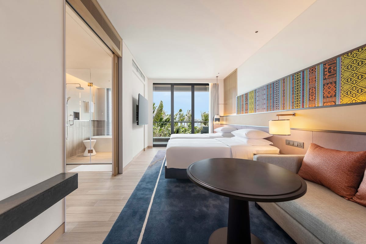 Chăn bông, minibar với thức uống miễn phí, két bảo mật tại phòng, bàn
