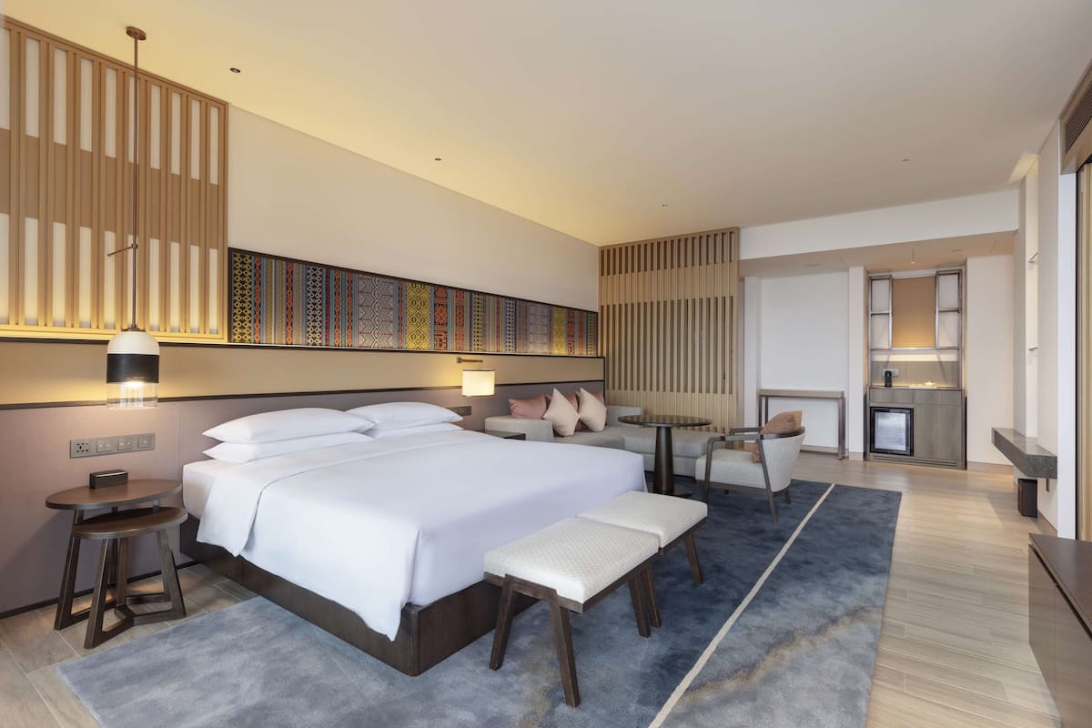 Chăn bông, minibar với thức uống miễn phí, két bảo mật tại phòng, bàn