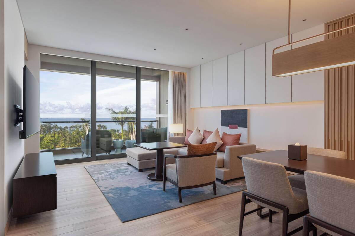 Phòng Suite dành cho gia đình, quang cảnh biển | Chăn bông, minibar với thức uống miễn phí, két bảo mật tại phòng, bàn