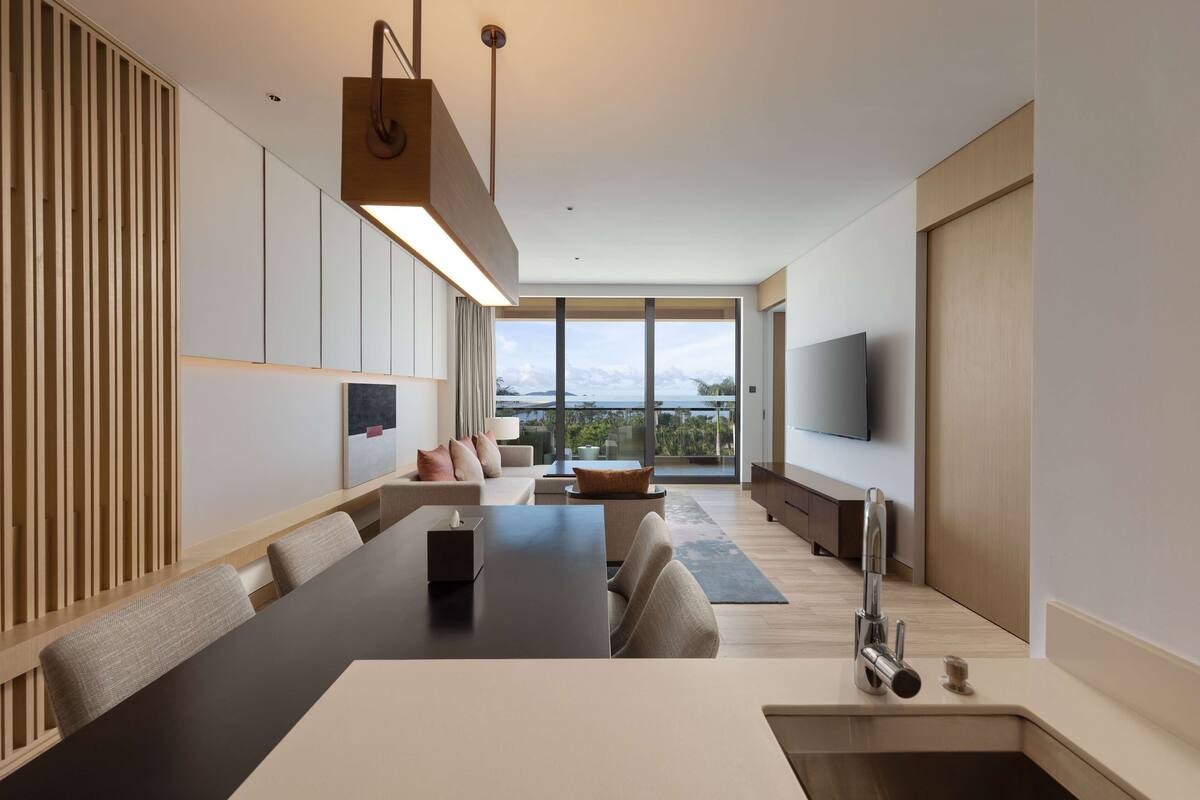 Phòng Suite dành cho gia đình | Chăn bông, minibar với thức uống miễn phí, két bảo mật tại phòng, bàn