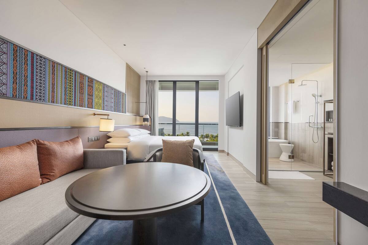 Chăn bông, minibar với thức uống miễn phí, két bảo mật tại phòng, bàn
