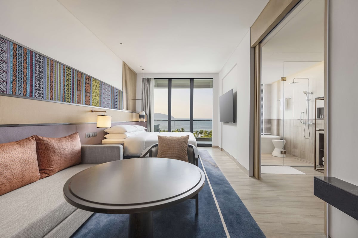 Chăn bông, minibar với thức uống miễn phí, két bảo mật tại phòng, bàn