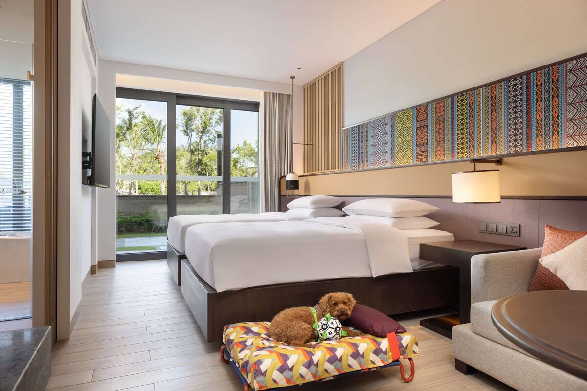 Phòng, 2 giường đơn (Dog Friendly w Courtyard) | Chăn bông, minibar với thức uống miễn phí, két bảo mật tại phòng, bàn