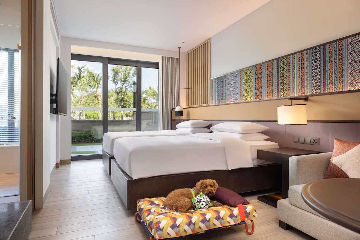 Phòng, 2 giường đơn (Dog Friendly w Courtyard) | Chăn bông, minibar với thức uống miễn phí, két bảo mật tại phòng, bàn