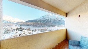 A balcony with a view of snow-covered mountains and a lake. - The newly renovated holiday apartment "Abitaziun Caspar Badrutt 306" in St. (St. Moritz)