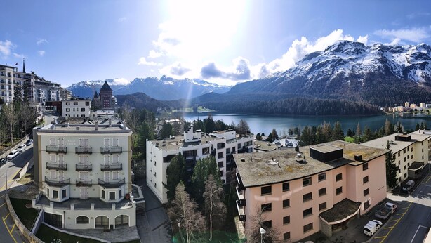 A hotel with a modern design, featuring multiple floors and balconies. It is located near a lake with mountains in the background. - The newly renovated holiday apartment "Abitaziun Caspar Badrutt 306" in St. (St. Moritz)