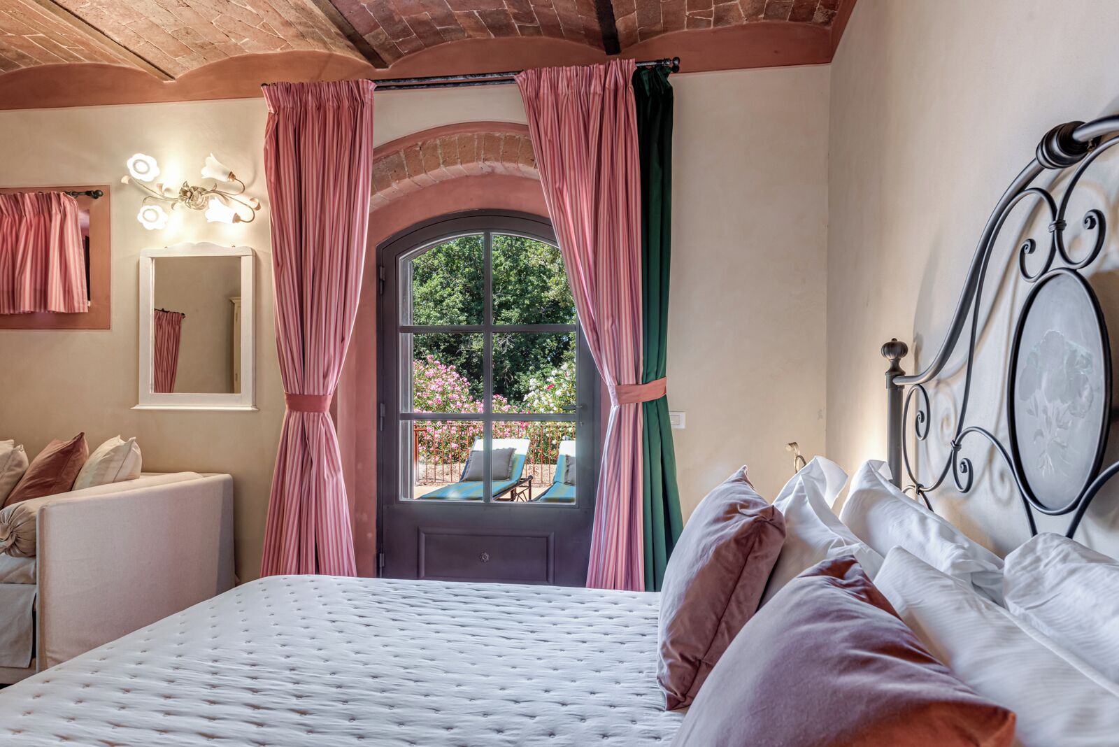 3 bedrooms, travel cot, WiFi, bed sheets