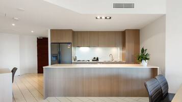 Frigorifero, microonde, forno, piano cottura