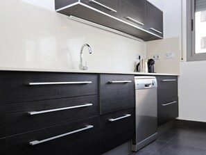 Mikrowelle, Ofen, Geschirrspüler, Wasserkocher mit Kaffee-/Teezubehör