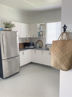 Fridge, microwave, oven, stovetop - Coastal family home central to everything! (Culburra Beach)