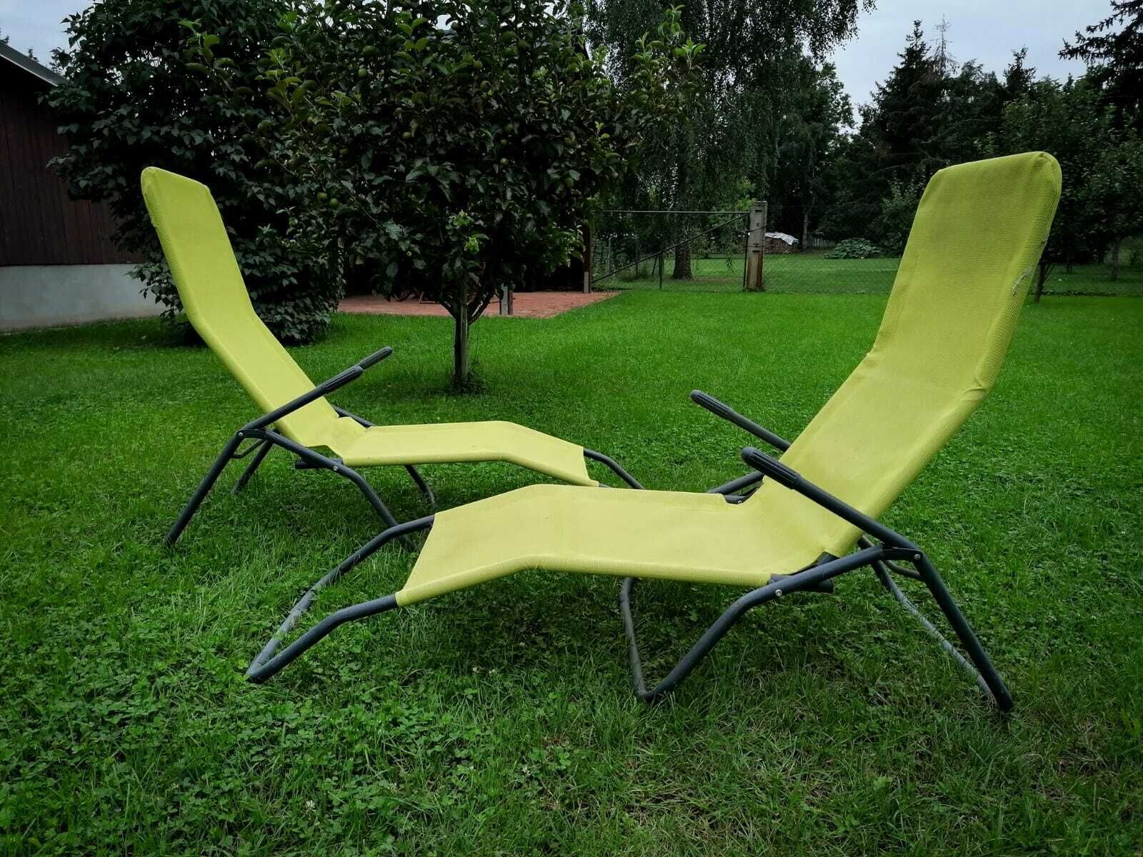 Due sedie da giardino gialle, con struttura in metallo, su un'area esterna erbosa.