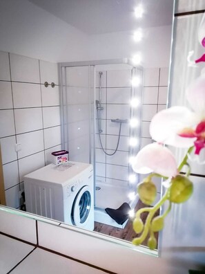 Een douche, een haardroger, handdoeken, zeep
