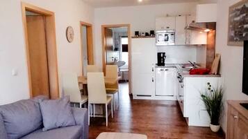 Smart-tv, dvd-afspiller, bøger, musikbibliotek