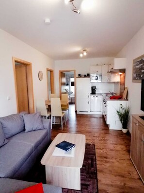 Smart-TV, DVD-Player, Bücher, Musikbibliothek