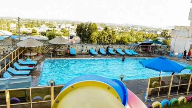 حمام سباحة