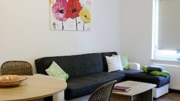 Smart-TV, DVD-Player, Bücher, Musikbibliothek