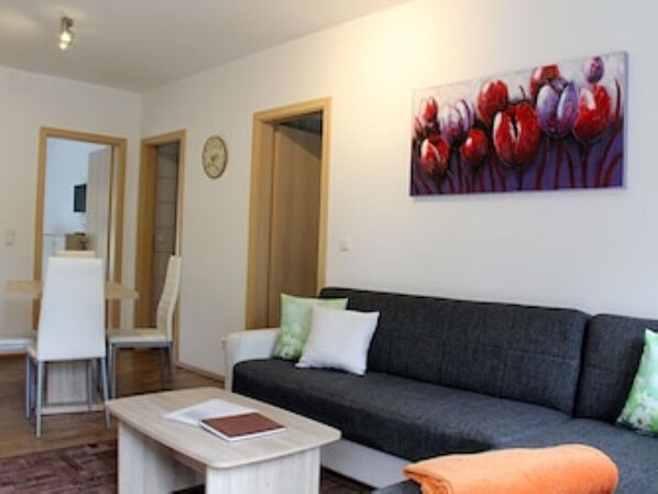 Télévision, lecteur de DVD, livres, médiathèque