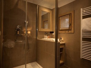 Assecador de cabells, tovalloles, sabó i xampú 