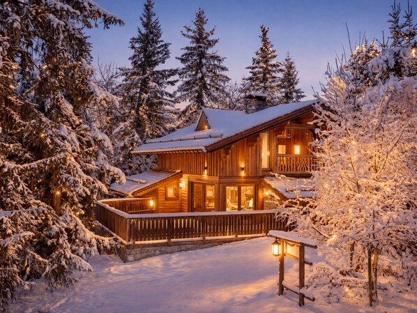Exterior - Luxurious Chalet in Courchevel-La Tania: Sleeps 12, Ski-in/Ski-out, Jacuzzi, Sauna & Home Cinema (La Tania)