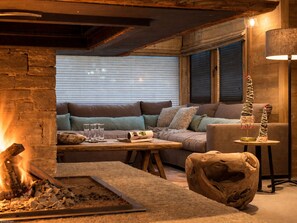 Interior - Luxurious Chalet in Courchevel-La Tania: Sleeps 12, Ski-in/Ski-out, Jacuzzi, Sauna & Home Cinema (La Tania)