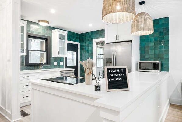 Refrigerador, microondas, horno y parrilla de estufa 