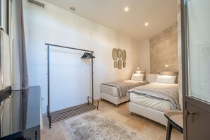 2 habitaciones, escritorio y tabla de planchar con plancha