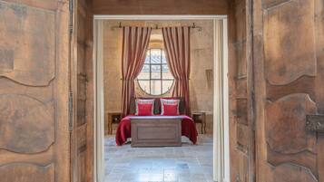 2 chambres, bureau, fer et planche à repasser, lit parapluie