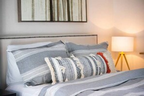 2 camere, una scrivania, ferro/asse da stiro, culla da viaggio