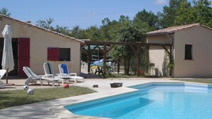 A swimming pool with lounge chairs and a pergola. - Lovely rural house at Carcans close to lakes and surfing beaches (Carcans)